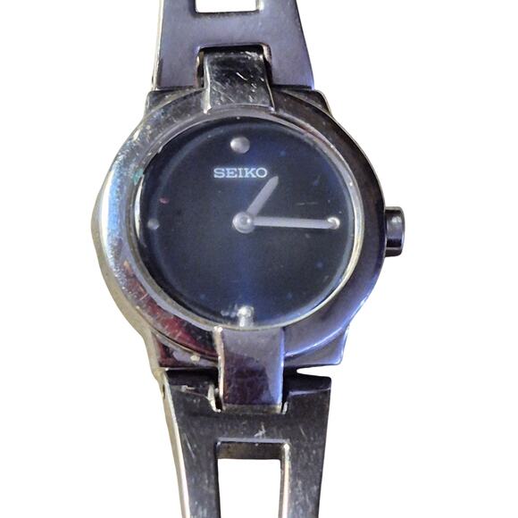 Seiko Women’s Watch Elegant with a sleek black dial timeless, versatile design - Picture 5 of 9